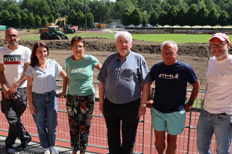 Jean-Pierre Hurel, maire-adjoint de Flers en charge des sports, a présenté les travaux aux côtés de la présidente du Flers Athlétic Club.