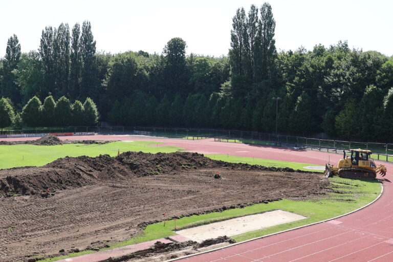 La livraison du terrain d’honneur est prévue début octobre, tandis que la fin de chantier de la piste d’athlétisme est attendue pour la mi-novembre 2025.