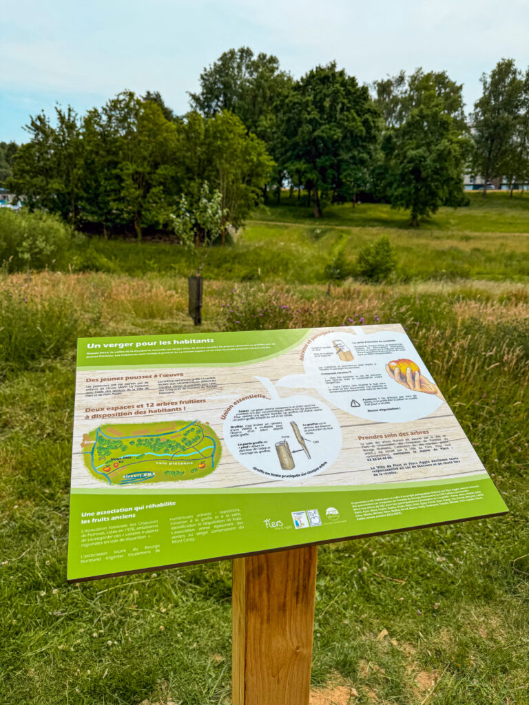 Le panneau pédagogique réalisé par le CPIE Collines normandes, Flers Agglo et les Croqueurs de Pommes du Bocage Normand.