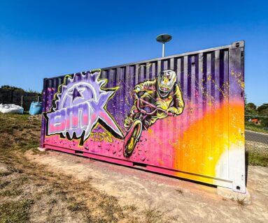 Un graf embellit le container sur le terrain de BMX à Flers