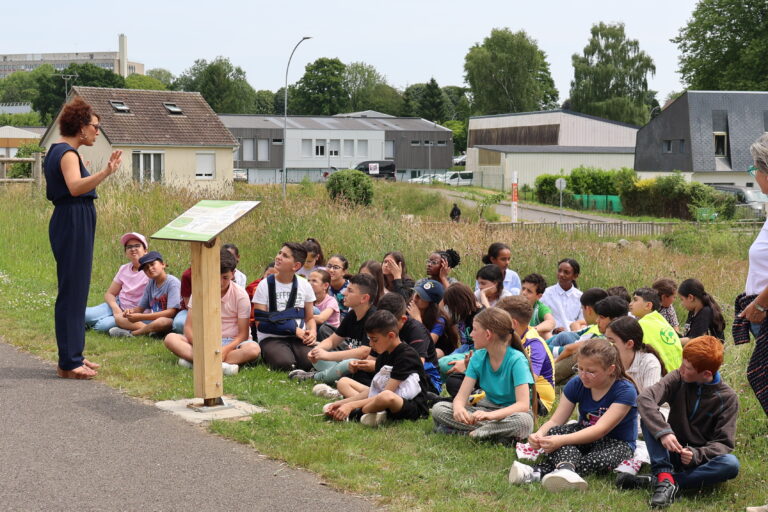 Leïla Hardy, maire-adjointe de Flers en charge de l'éducation félicite les élèves pour leur implication dans ce projet environnemental, tout près de leur école.