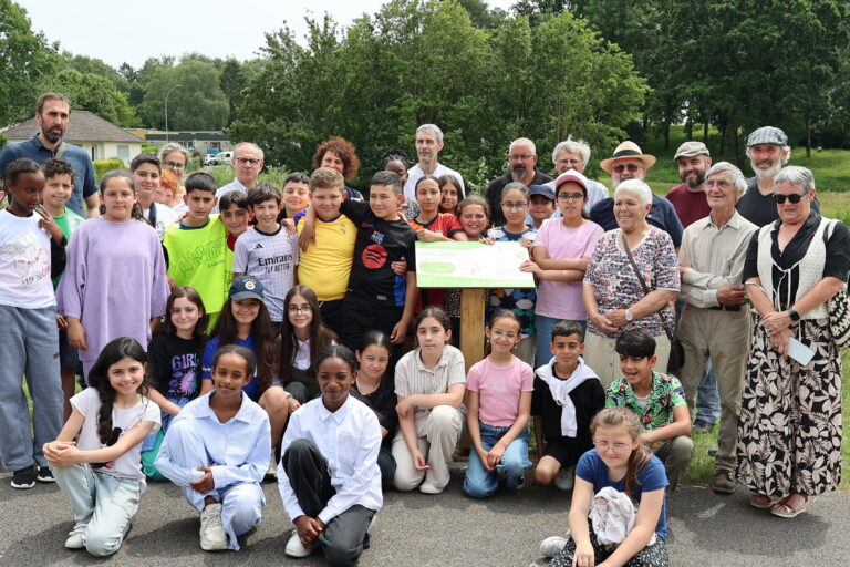 La classe de CM2 de l'école publique La Fontaine à Flers ayant participé à la plantation des pommiers dans la vallée de la Fouquerie.