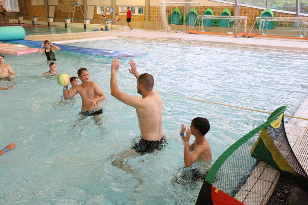 Jeux dans le bassin ludique