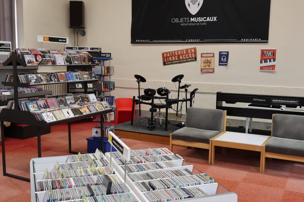 L'espace musique et son coin batterie et piano électriques accessibles sur demande avec prêt de casque.