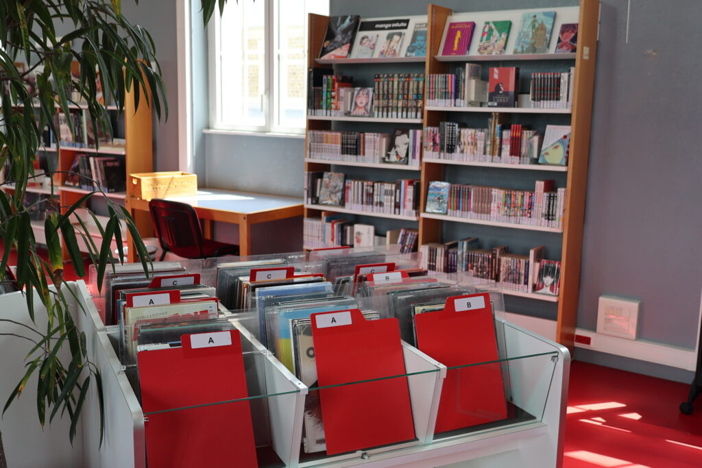 Les bandes dessinées jeunesse au premier étage.