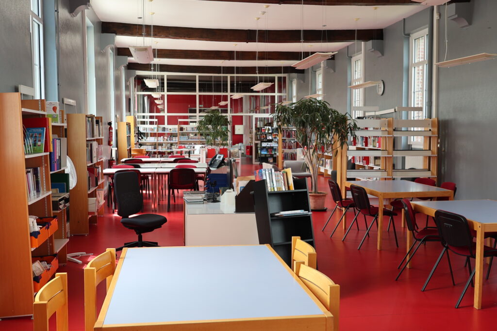 La salle d'étude au premier étage a été réduit pour pouvoir accueillir encore plus de bandes dessinées adultes et jeunesse.