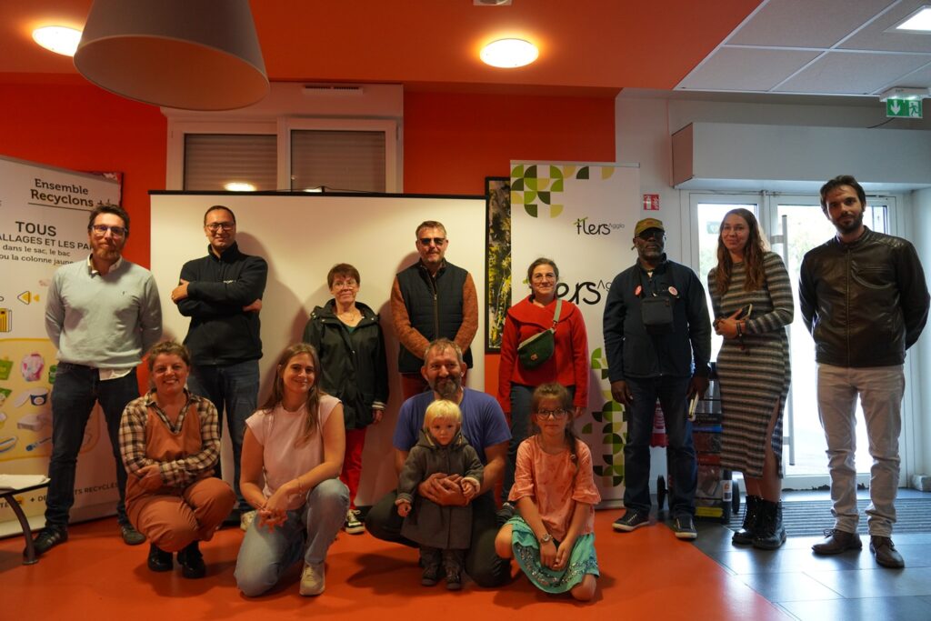 Une partie des participants au deuxième Défi 0 déchet du territoire de Flers Agglo, entourés des organisateurs et certains prestataires.