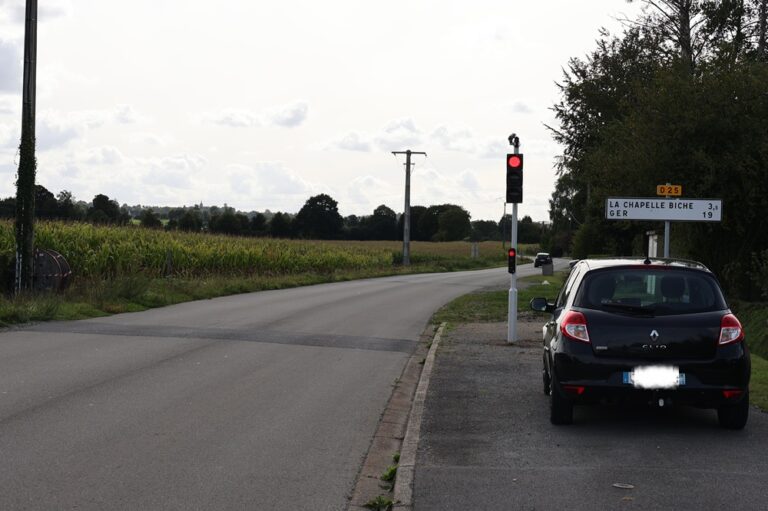 En quittant Flers, un feu régule aussi la sortie vers La Chapelle-Biche.