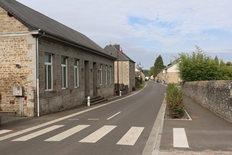 À Sainte-Opportune, les cheminements piétonniers ont été sécurisés et rendus accessibles aux personnes à mobilité réduite.