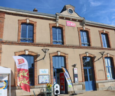 La gare de Briouze rénovée redevient un lieu de rencontres et de services