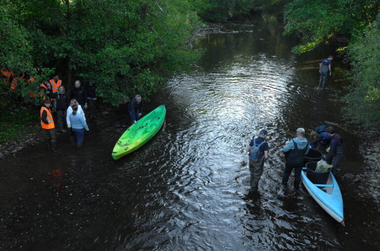 Les participants au World Cleanup Day 2025 dans la vallée du Noireau.