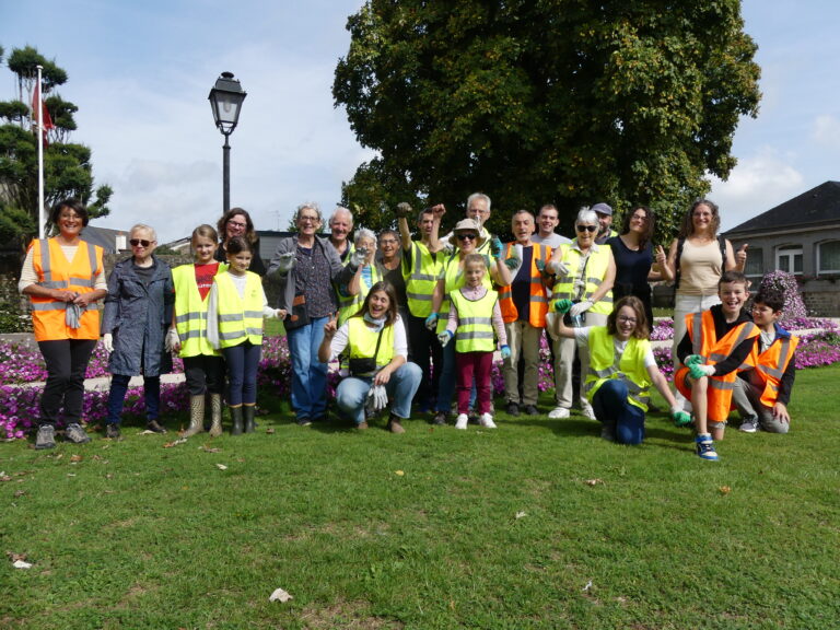 Les participants au World Cleanup Day 2025 à Briouze