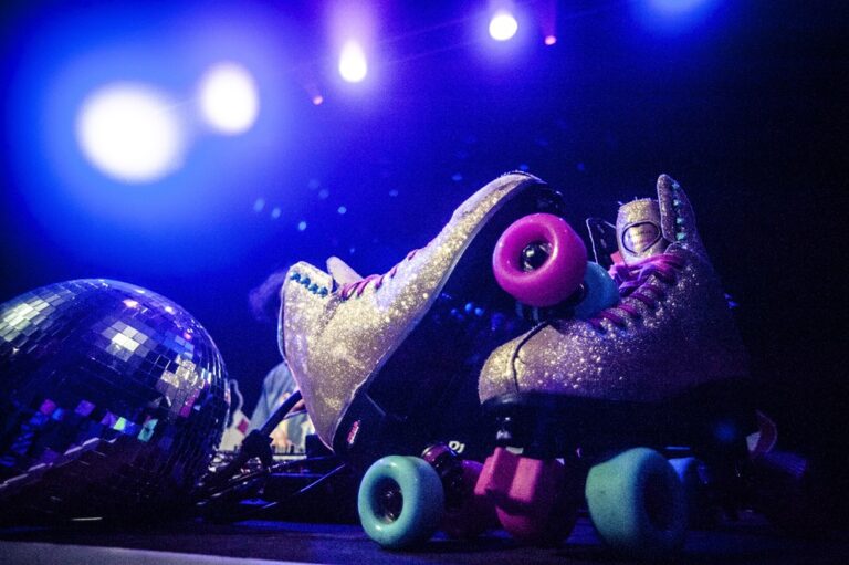 Rendez-vous samedi 18 octobre 2025 de 18h à 21h pour une bamboche 100% roller disco au FORUM de Flers avec Martine Patine ! Photo ©NünooD