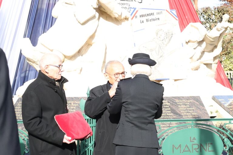 Emile Blais a été décoré par la sous-préfète d'Argentan