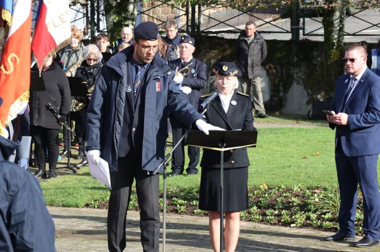 Isabelle Rioux, sous-préfète d'Argentan, a lu le message du ministre déléguée auprès de la ministre des Armées, chargée de la Mémoire et des Anciens combattants.