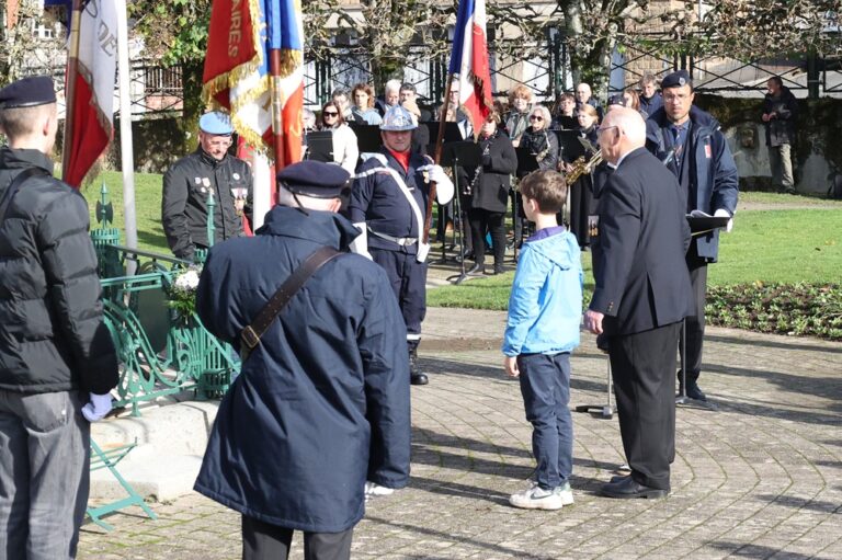 Les enfants de l'assemblée ont été invités à déposer une gerbe de fleurs.