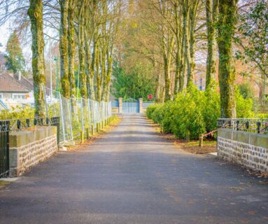 De nouvelles barrières en fer forgé sécurisent les piétons près du château de Flers