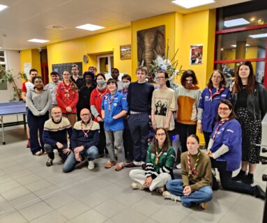 Au foyer des jeunes travailleurs de Flers, les scouts offrent des cadeaux pour Noël