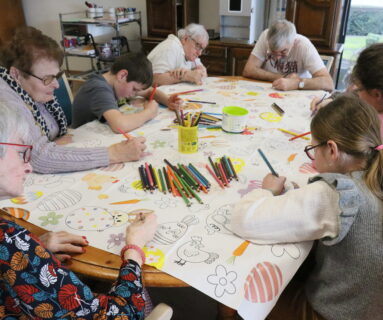 À Flers, les résidents de l'Ehpad Maubert ont reçu la visite d'élèves de l'école Roland
