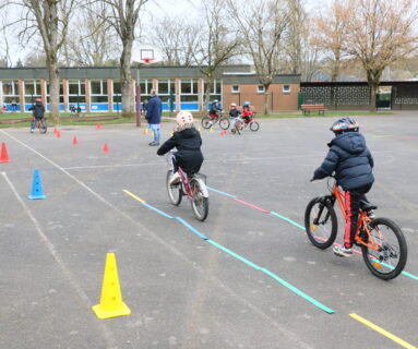 À Flers, les élèves des écoles apprennent à se déplacer à vélo