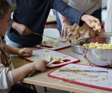De jeunes élèves sensibilisés à la nutrition par des étudiantes en santé