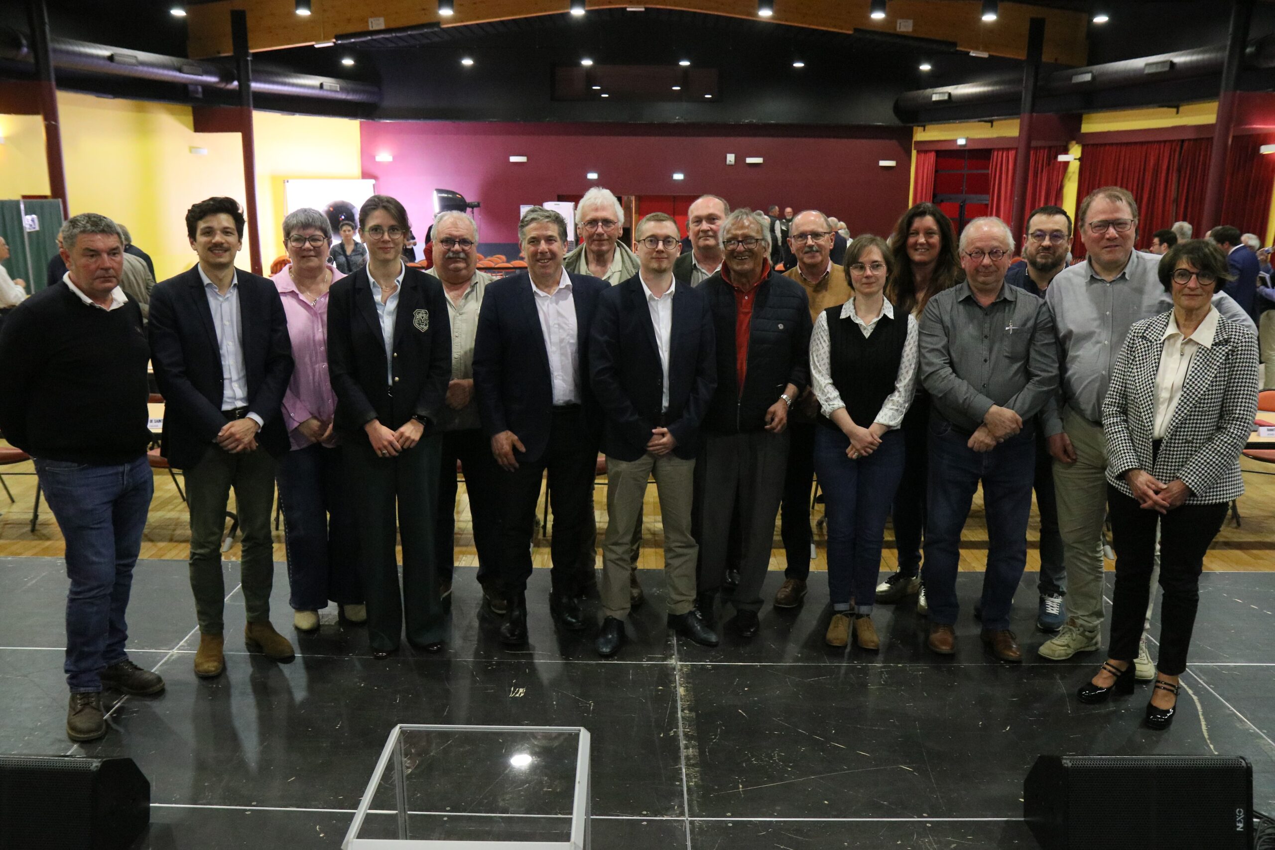 Jérémy Prévost, président de Flers Agglo, entouré de ses 15 vice-présidents et sa conseillère communautaire déléguée.