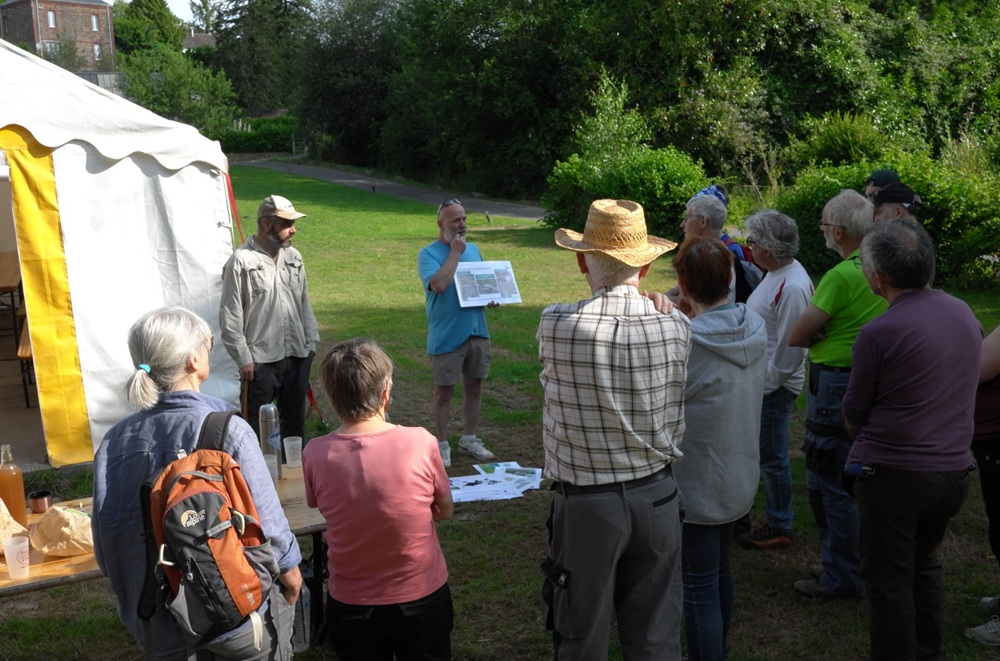 Le chargé de mission des espèces exotiques envahissantes du Conservatoire des Espaces Naturels de Normandie, Jean-François DUFAUX, était présent pour former les bénévoles.