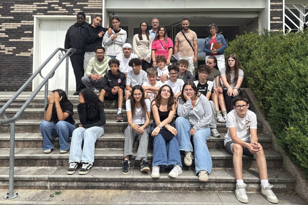 Les jeunes qui participent aux séjours à Concarneau et Strasbourg.