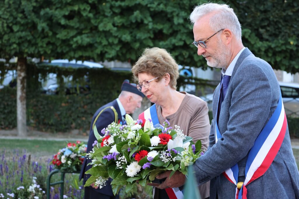 Jean-François Brisset, maire de Flers, et Annick Morin, conseillère municipale déléguée aux cérémonies patriotiques