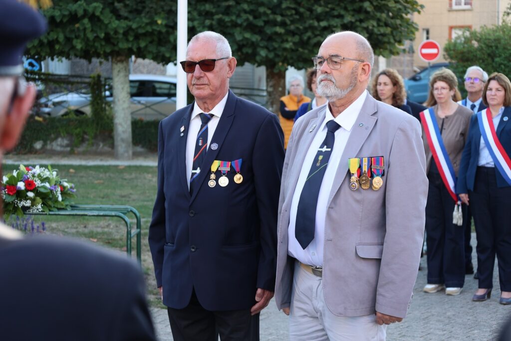 Jean Lavollé, président de l’association des anciens combattants de Flers, et Philippe Auffret, président de l'Union départementale de la Société nationale d'entraide de a Médaille militaire