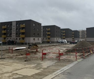 Des lampadaires provisoirement retirés en raison des travaux, quartier Saint-Michel, à Flers