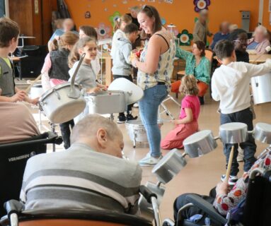À Flers, les résidents de Maubert ont accueilli des élèves de l'école Roland