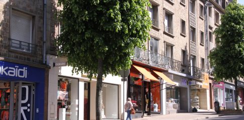 La rue du 6-juin à Flers