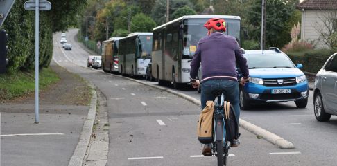 2023.10. Vélo sur piste cyclable avenue de Verdun (1)