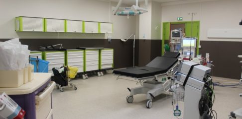 Photo-de-UNE-rubrique-salle-du-bloc-opératoire-pour-les-examens-sous-anesthésie-générale-700x467