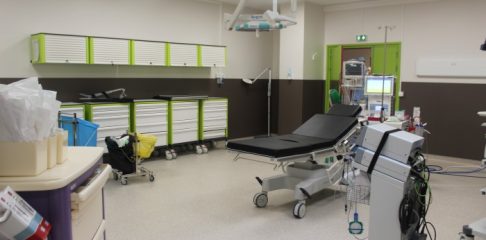 Photo-de-UNE-rubrique-salle-du-bloc-opératoire-pour-les-examens-sous-anesthésie-générale-700x467